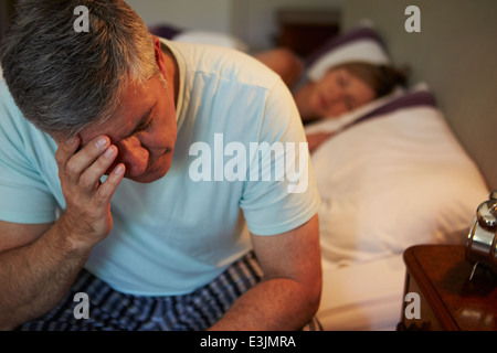 Mann wach im Bett leiden mit Schlaflosigkeit Stockfoto