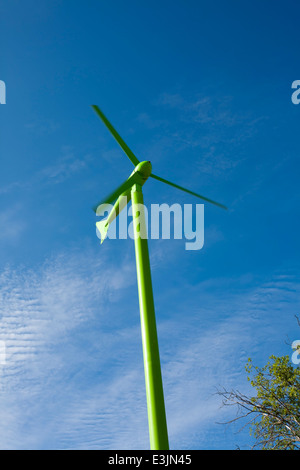 Grüne Windkraftanlage gegen blauen Himmel Stockfoto