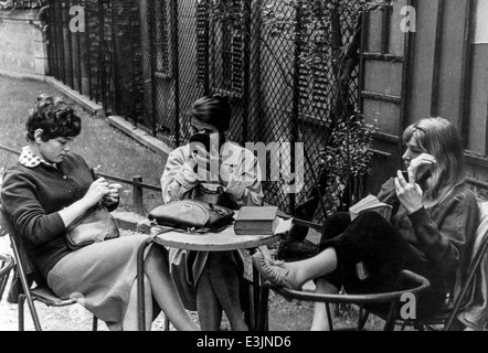 junge Frau sitzt am Tisch in einer Bar, 60-70 Stockfoto