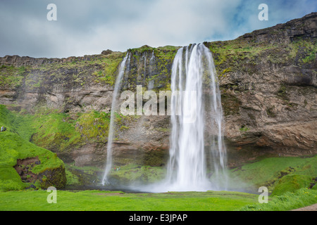 Weiten Blick über Seljalandsfoss, der Wasserfall im Süden Islands Stockfoto