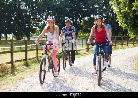 Familie mit Kindern im Teenageralter auf Fahrradtour In Landschaft Stockfoto