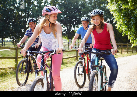 Familie mit Kindern im Teenageralter auf Fahrradtour In Landschaft Stockfoto