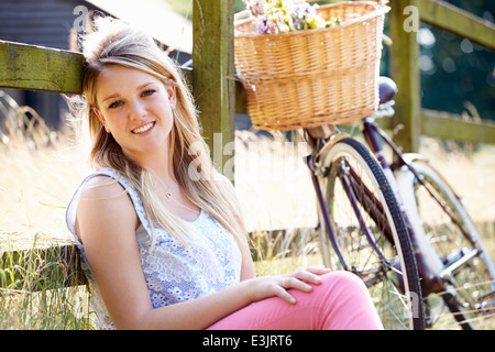 Teenager-Mädchen auf Fahrradtour In Landschaft Stockfoto