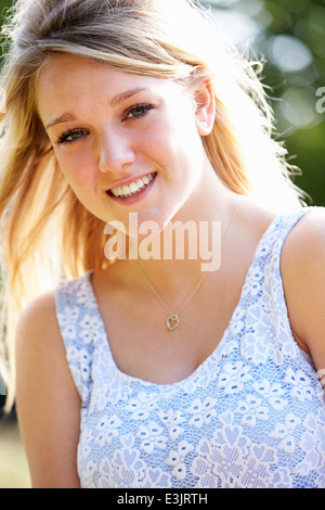 Outdoor Portrait der attraktive Teenager-Mädchen Stockfoto