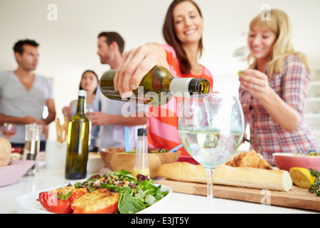 Gruppe von Freunden, die Dinner-Party zu Hause Stockfoto