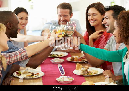 Gruppe von Freunden macht Toast Tisch bei Dinner-Party Stockfoto