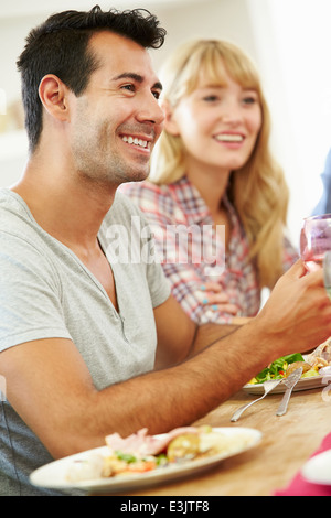 Junges Paar entspannen bei Dinner-Party Stockfoto