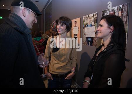 Charity-Vernissage zur Unterstützung von Schulen in Haiti bei Galerie Einstein: Gast, Wanda Badwal Where: Berlin, Deutschland bei: 3. Dezember 2013 Stockfoto