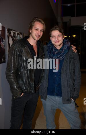 Charity-Vernissage zur Unterstützung von Schulen in Haiti bei Galerie Einstein: Tim Morten Uhlenbrock, Tobias Schenke Where: Berlin, Deutschland bei: 3. Dezember 2013 Stockfoto