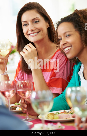 Zwei Frauen entspannen bei Dinner-Party Stockfoto