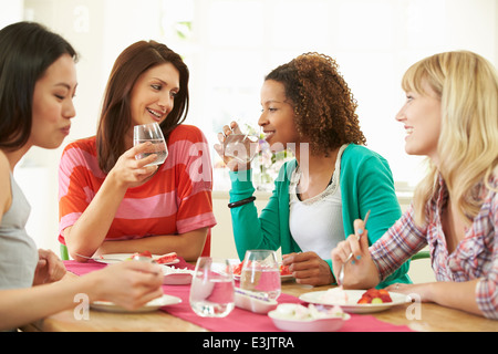 Gruppe von Frauen an Tisch essen Dessert Stockfoto