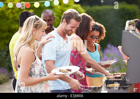 Gruppe von Freunden, die Outdoor-Grill zu Hause Stockfoto