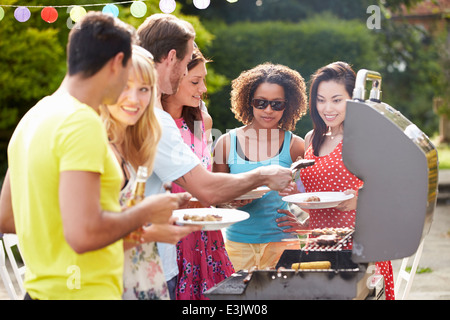 Gruppe von Freunden, die Outdoor-Grill zu Hause Stockfoto