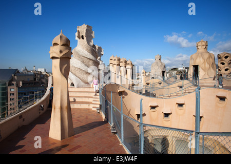 Dach-Terrasse Hexe abstrakte Schornsteine der Casa Mila oder La Pedrera, entworfen von Antoni Gaudi in Barcelona, Katalonien, Spanien. Stockfoto