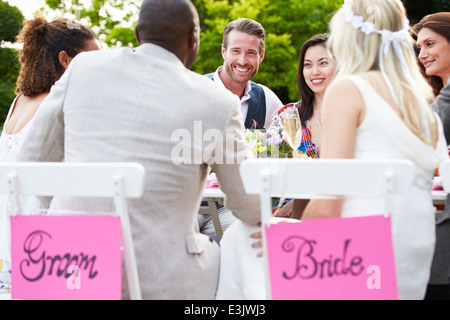 Freunden vorschlagen Glas Champagner bei Hochzeit Stockfoto