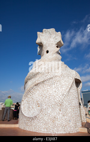 Abstrakte Form eines Schornsteins auf dem Casa Mila oder La Pedrera Dach, entworfen von Antoni Gaudi in Barcelona, Katalonien, Spanien. Stockfoto