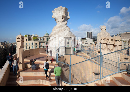 Dach-Terrasse Hexe abstrakte Schornsteine der Casa Mila oder La Pedrera, entworfen von Antoni Gaudi in Barcelona, Katalonien, Spanien. Stockfoto