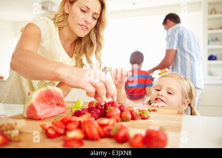 Tochter helfende Mutter Familienfrühstück vorbereiten Stockfoto