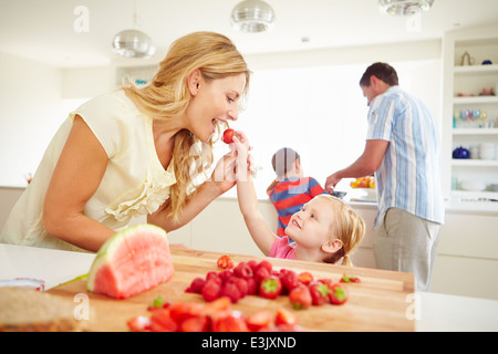 Tochter helfende Mutter Familienfrühstück vorbereiten Stockfoto