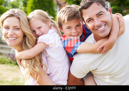 Porträt von Happy Family im Garten Stockfoto