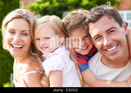 Porträt von Happy Family im Garten Stockfoto