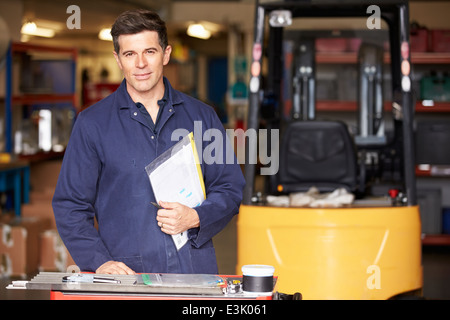 Porträt des Ingenieurs im Werk stehen Stockfoto
