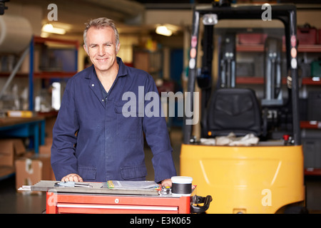 Porträt des Ingenieurs im Werk stehen Stockfoto
