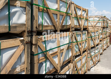 Stapel von Paletten auf Baustelle Stockfoto