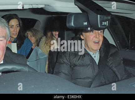 McCartney Familie gesehen für eine seltene Familie Abendessen im Restaurant La Petite Maison. James McCartney, Paul McCartney, Stella McCartney und Pauls Ehefrau Nancy wurden gesehen Essen gehen im Restaurant Mayfair zusammen. Paul wollte Fotografen eine frohe Weihnac Stockfoto