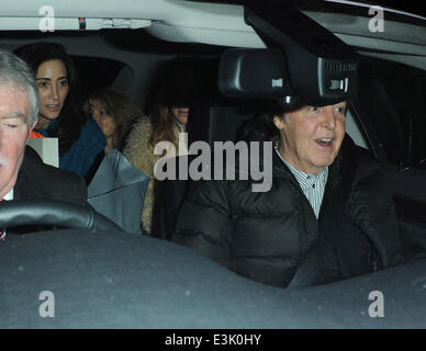 McCartney Familie gesehen für eine seltene Familie Abendessen im Restaurant La Petite Maison. James McCartney, Paul McCartney, Stella McCartney und Pauls Ehefrau Nancy wurden gesehen Essen gehen im Restaurant Mayfair zusammen. Paul wollte Fotografen eine frohe Weihnac Stockfoto