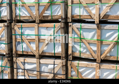 Stapel von Paletten auf Baustelle Stockfoto