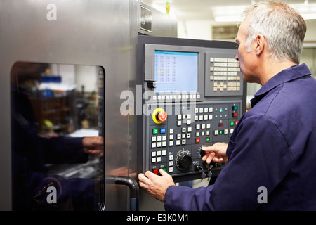 Ingenieur, Computer gesteuerten Drehmaschine in Betrieb Stockfoto