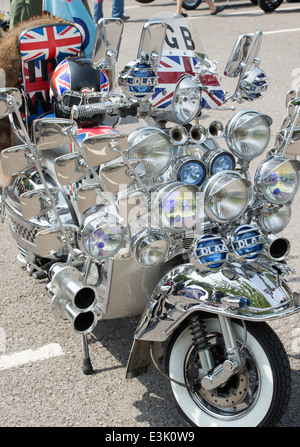 Benutzerdefinierte Mods-Vespa-Roller mit Spiegel, Beleuchtung, Logos und Union Jack Aufkleber Stockfoto