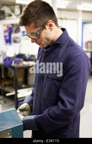 Lehrling-Ingenieur in Fabrikhalle Stockfoto