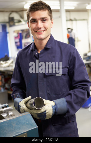 Lehrling-Ingenieur in Fabrikhalle Stockfoto