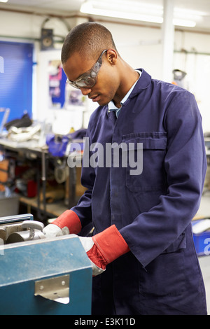 Lehrling-Ingenieur in Fabrikhalle Stockfoto