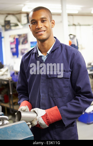 Lehrling-Ingenieur in Fabrikhalle Stockfoto