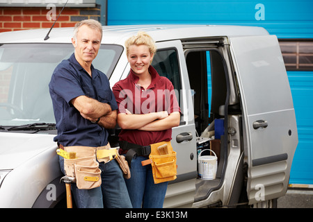 Arbeitnehmer In Familienunternehmen stehen neben Van Stockfoto