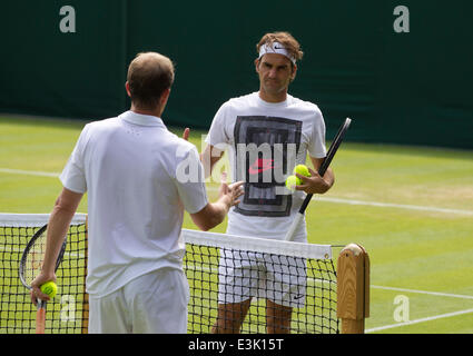 Wimbledon, London, UK. 24. Juni 2014.  Bild zeigt Roger Federer (SUI) am zweiten Tag der Wimbledon Tennis gab 2014 Erwärmung oben mit schwedischen Trainer und ehemalige Weltmeister Stefan Edberg. Bildnachweis: Clickpics/Alamy Live-Nachrichten Stockfoto