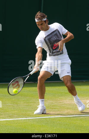 Wimbledon, London, UK. 24. Juni 2014.  Bild zeigt Roger Federer (SUI) am zweiten Tag der Wimbledon Tennis Championships 2014 Erwärmung bis vor seinem 1. Vorrundenspiel mit Paolo Lorenzi (ITA) auf Platz Nr. 1. Bildnachweis: Clickpics/Alamy Live-Nachrichten Stockfoto