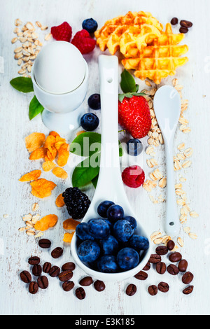 Gesunde Breakfast.Oat Flocke, Beeren und Kaffee auf Holztisch. Gesundheit und Ernährung-Konzept Stockfoto
