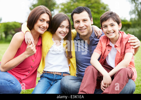 Porträt der hispanische Familie In Landschaft Stockfoto