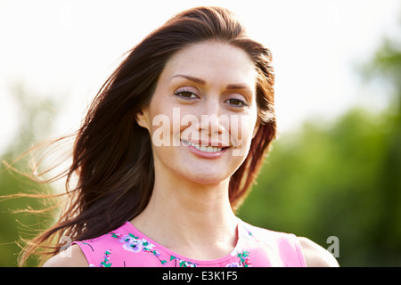 Portrait Of Smiling Hispanic Frau In Landschaft Stockfoto