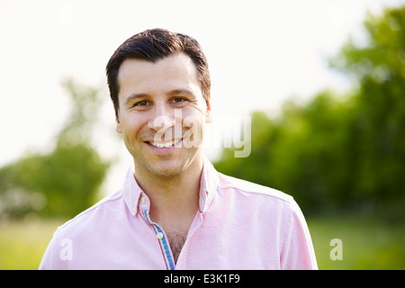 Portrait Of Smiling Hispanic Mann In Landschaft