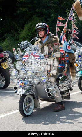 Alten Mod Reiten auf seine eigene Vespa-Roller mit Spiegel, Beleuchtung, Logos und Union Jack Aufkleber Stockfoto