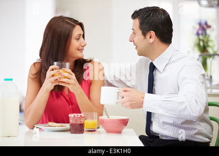 Paar beim Frühstück bevor Mann zur Arbeit geht Stockfoto