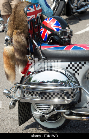 Benutzerdefinierte Mods-Vespa-Roller mit Helm und Schutzbrille und Union Jack Aufkleber Stockfoto