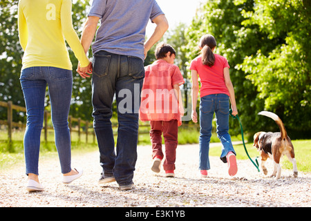 Rückansicht der Familie mit Hund für Spaziergang In Natur Stockfoto