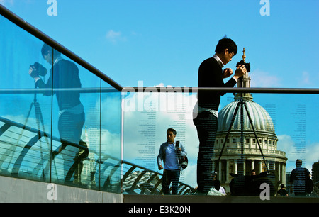 Fotograf auf Millennium Bridge fotografieren die St Paul's Kathedrale durch graviertem Glas mit Reflexion London England gesehen Stockfoto