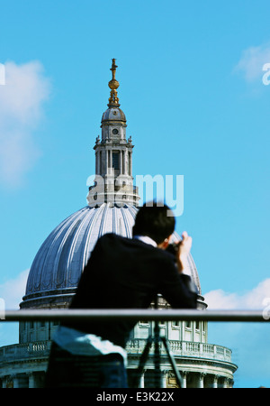 Mann auf Millennium Bridge mit dem Fotografieren von Grad 1 aufgeführten St Pauls Cathedral London England Europa Stockfoto